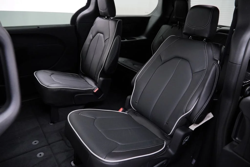 New 2027 Diamond Black Crystal Pearl-Coat Paint Chrysler Limited image 11
