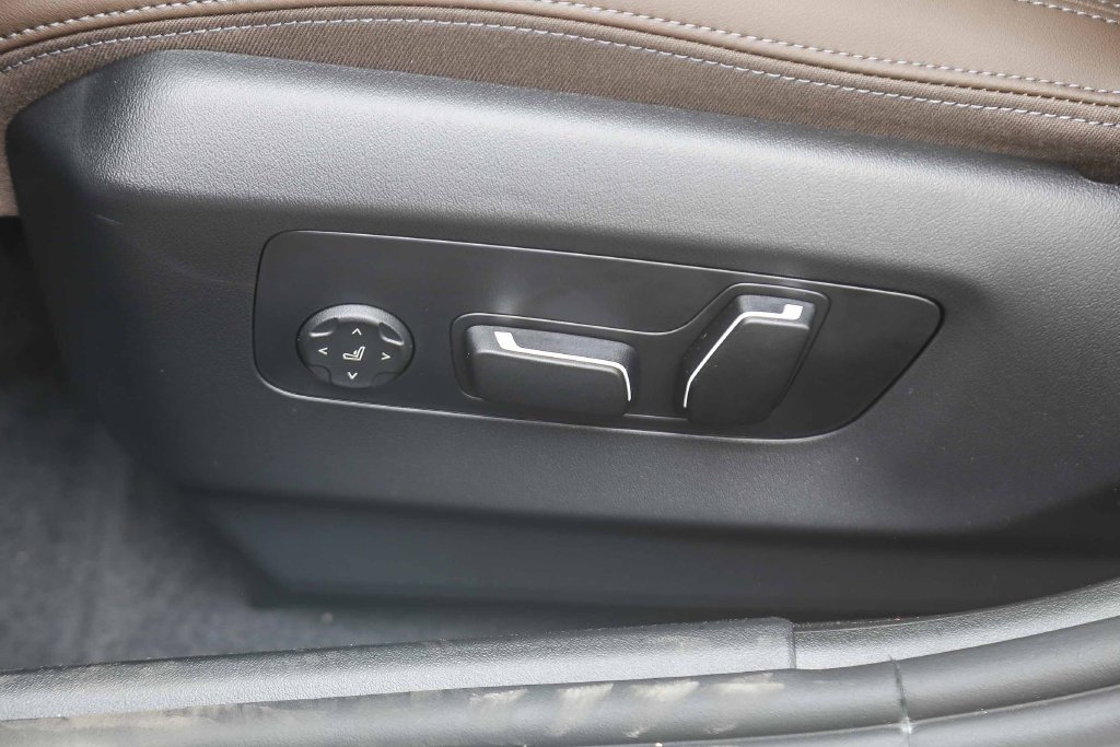 New 2027 Alpine White BMW 550e xDrive image 17