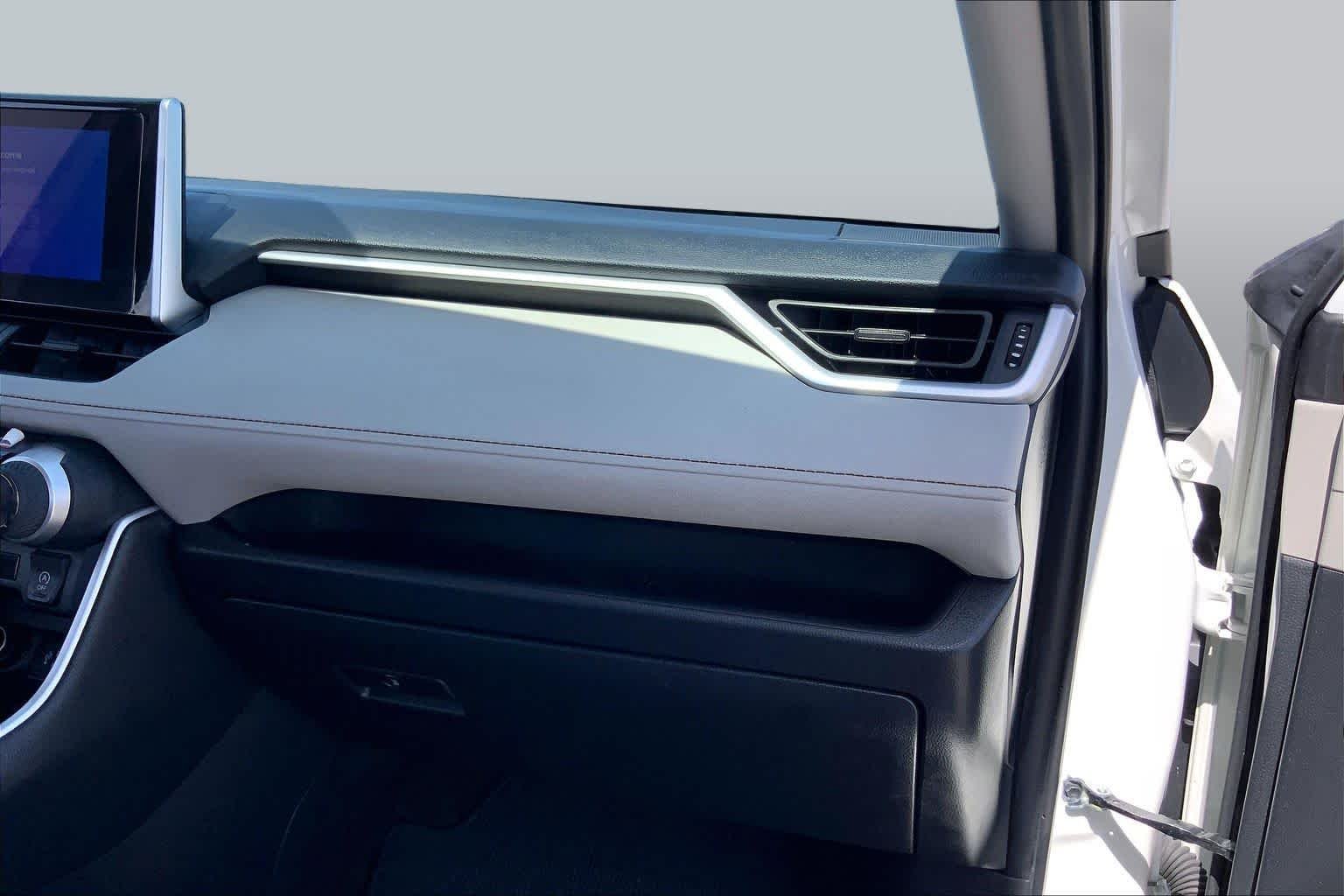 Used 2025 Ice Cap Toyota XLE image 18