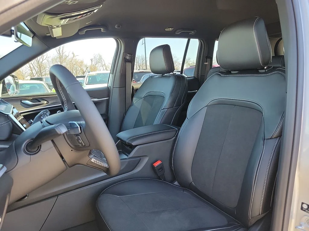 New 2026 Silver Zynith Exterior Paint Jeep Altitude image 11