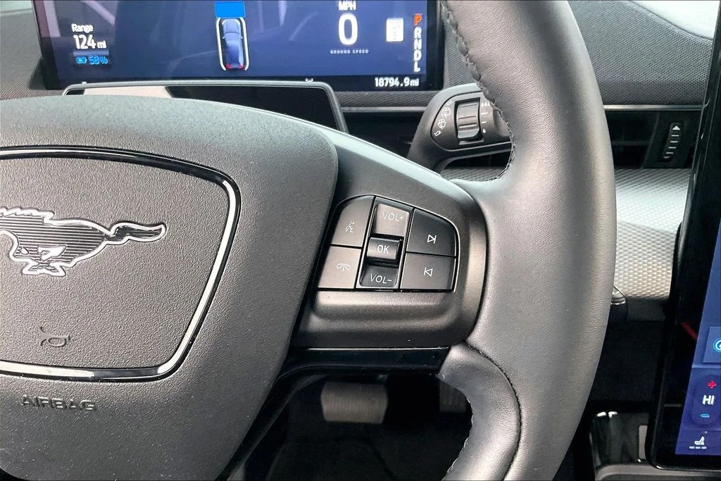 Used 2023 Black Ford Select image 18