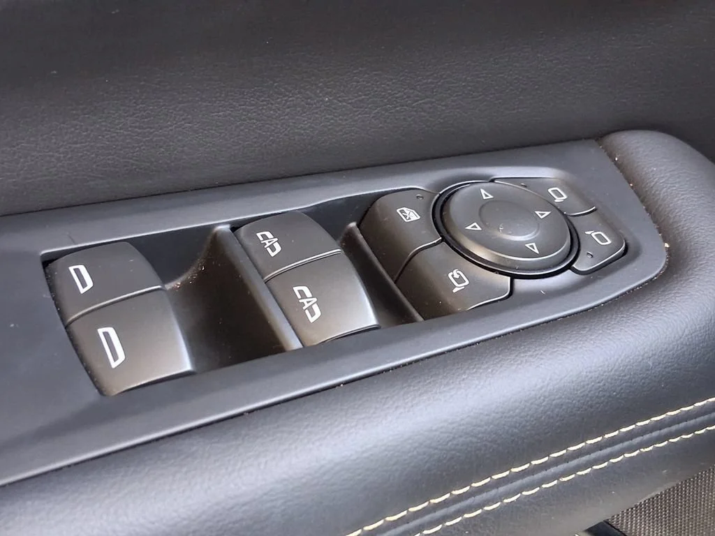 Used 2025 Summit White GMC Elevation image 18