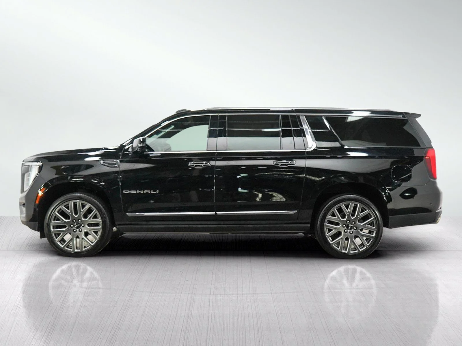 Used 2025 GMC Yukon XL Denali Ultimate with VIN 1GKS2KRL2SR168107 for sale in Bloomington, Minnesota
