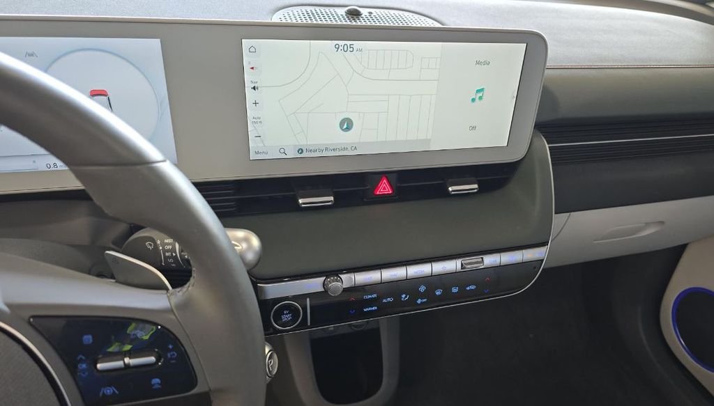 Used 2023 Green Hyundai SEL image 10