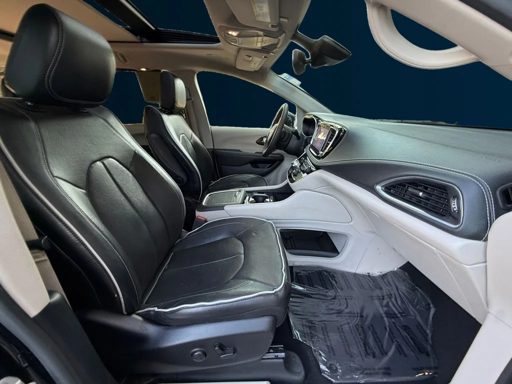 Used 2023 Black Chrysler Limited image 17