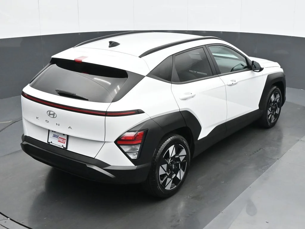 Used 2025 White Hyundai SEL image 22