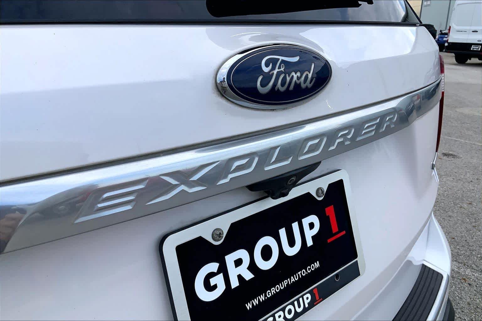 Used 2019 White Platinum Metallic Tri-Coat Ford Platinum image 31