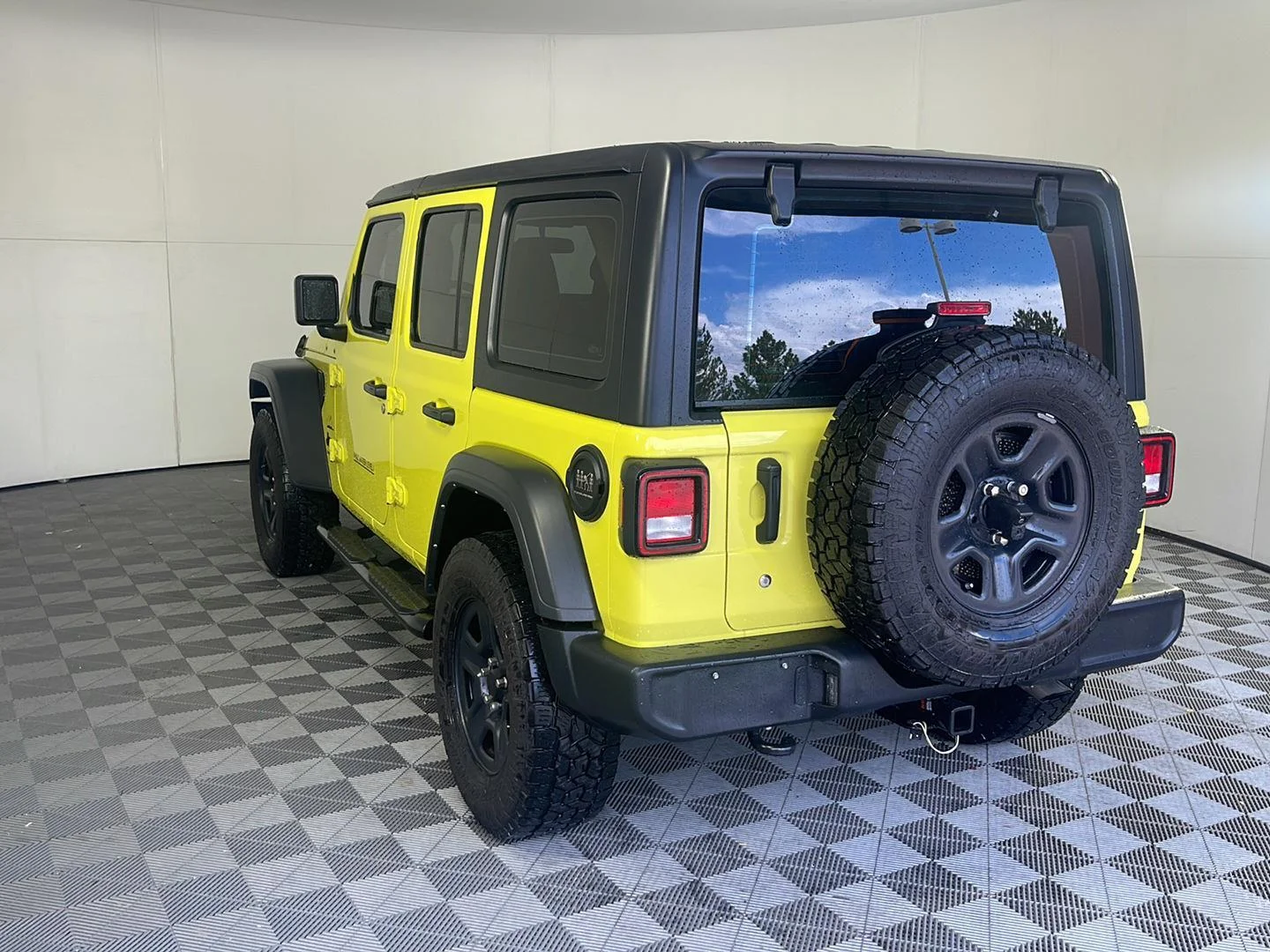 Used 2024 High Velocity Clearcoat Jeep Sport image 9