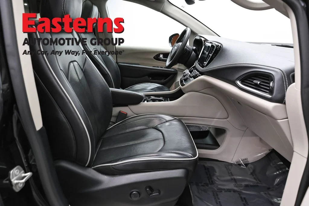 Used 2023 Black Chrysler Limited image 25