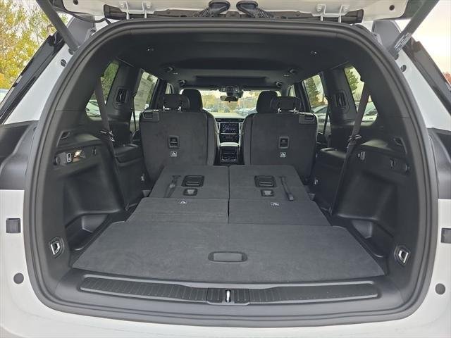 New 2025 Bright White Clear-Coat Exterior Paint Jeep Laredo X image 25