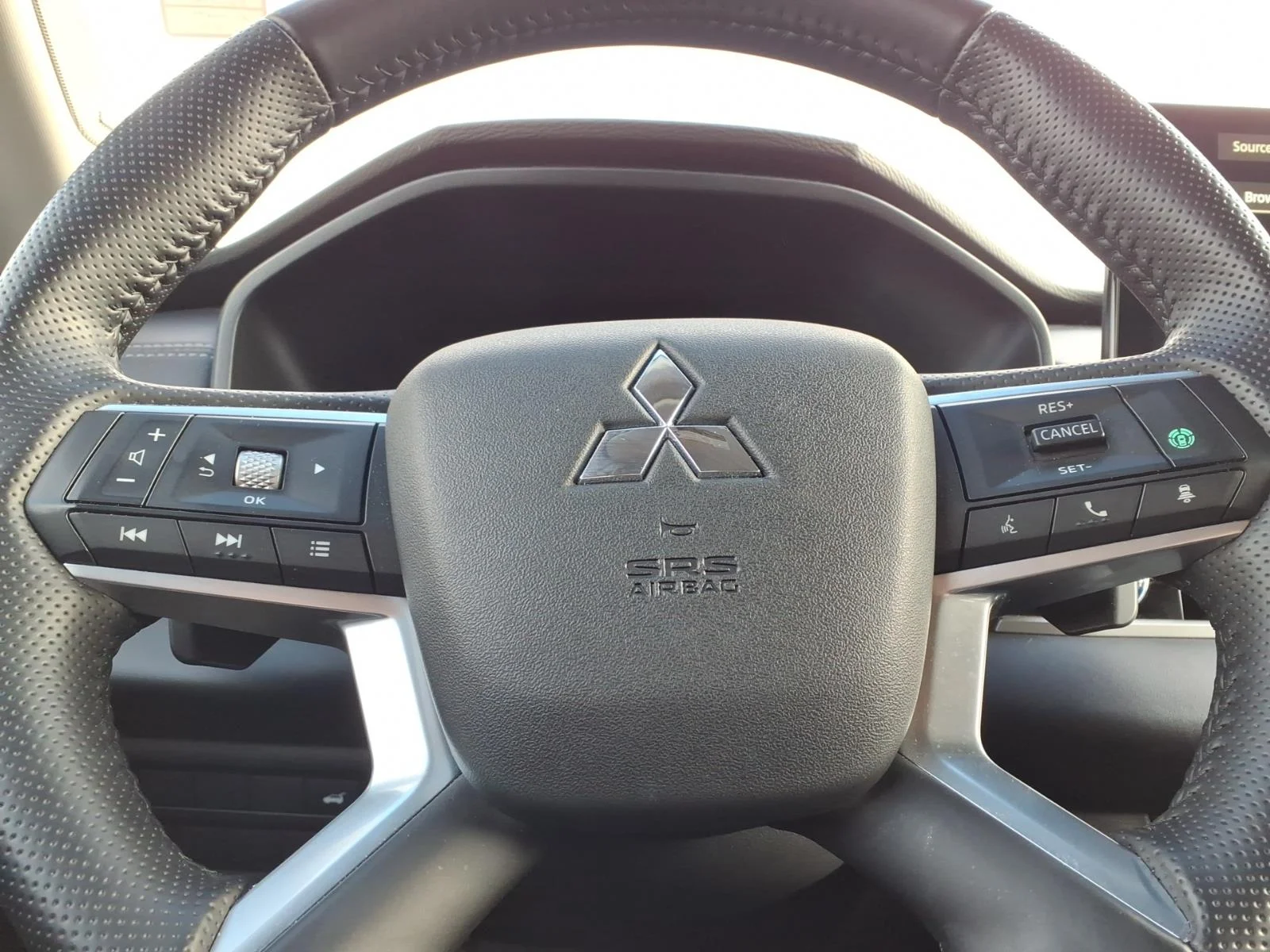 Used 2025 Alloy Silver Metallic Mitsubishi SE image 18