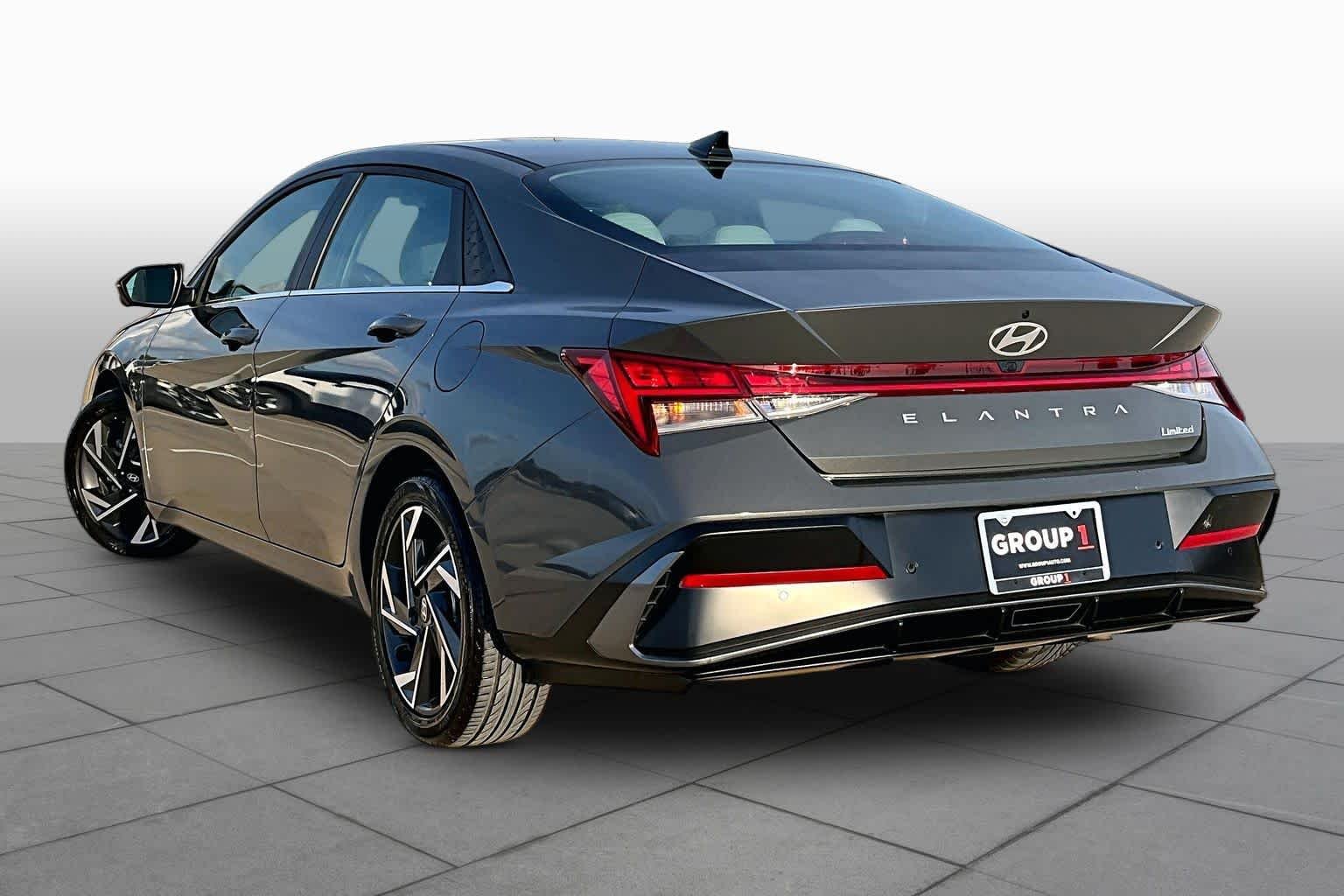 Used 2025 Ultimate Red Hyundai SEL Sport image 11
