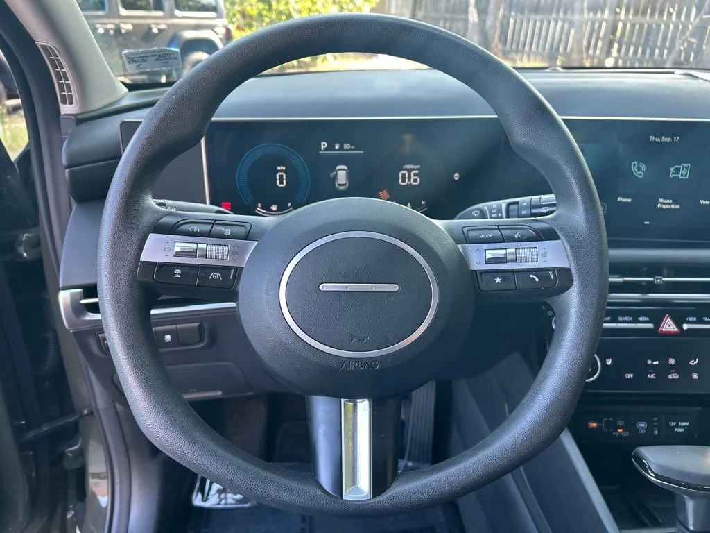 Used 2025 Green Hyundai SEL image 16