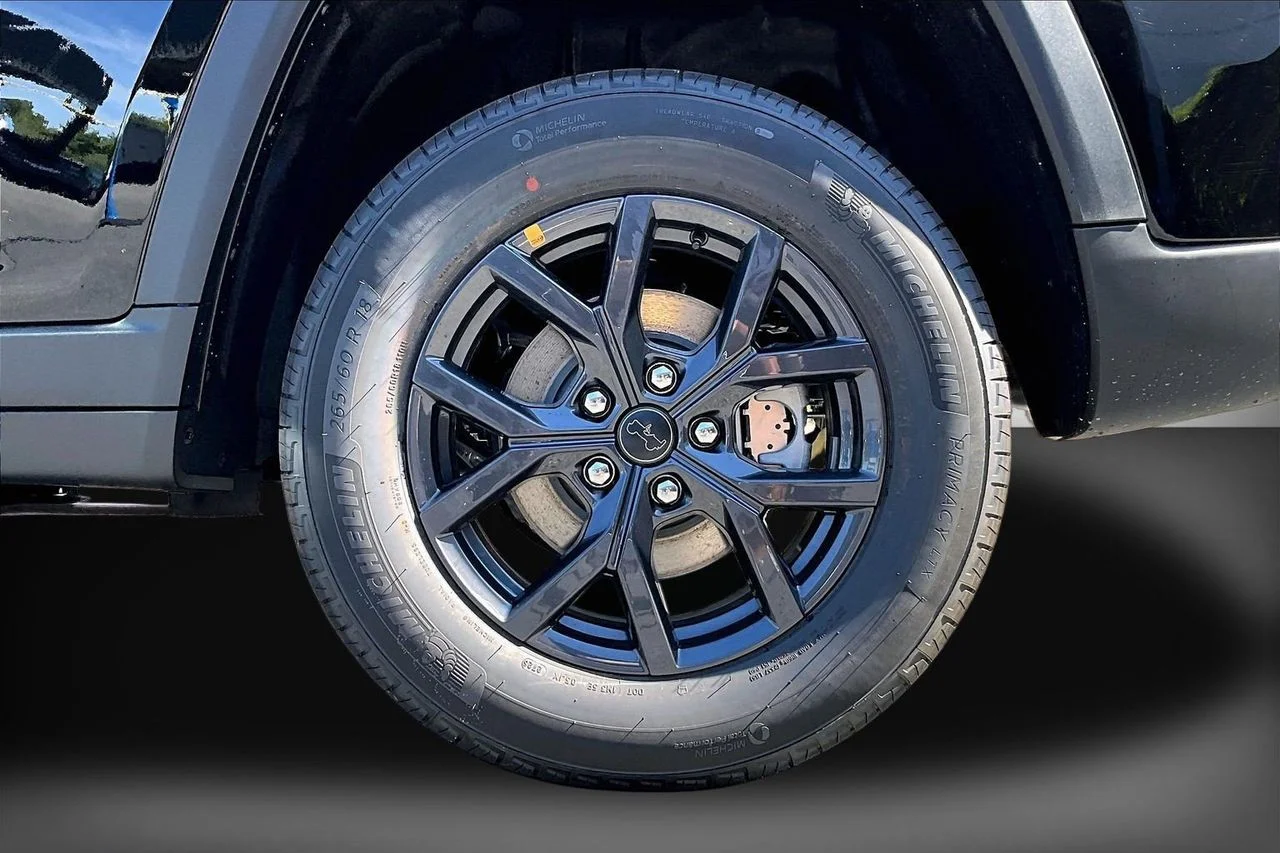New 2027 High-Gloss Black Paint Jeep Laredo Altitude image 33