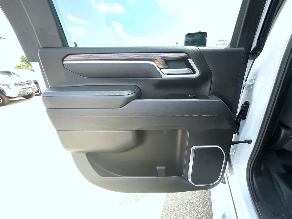 Used 2025 White Chevrolet LT image 20