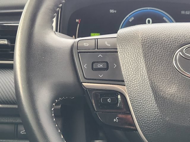 Used 2025 White Toyota LE image 27