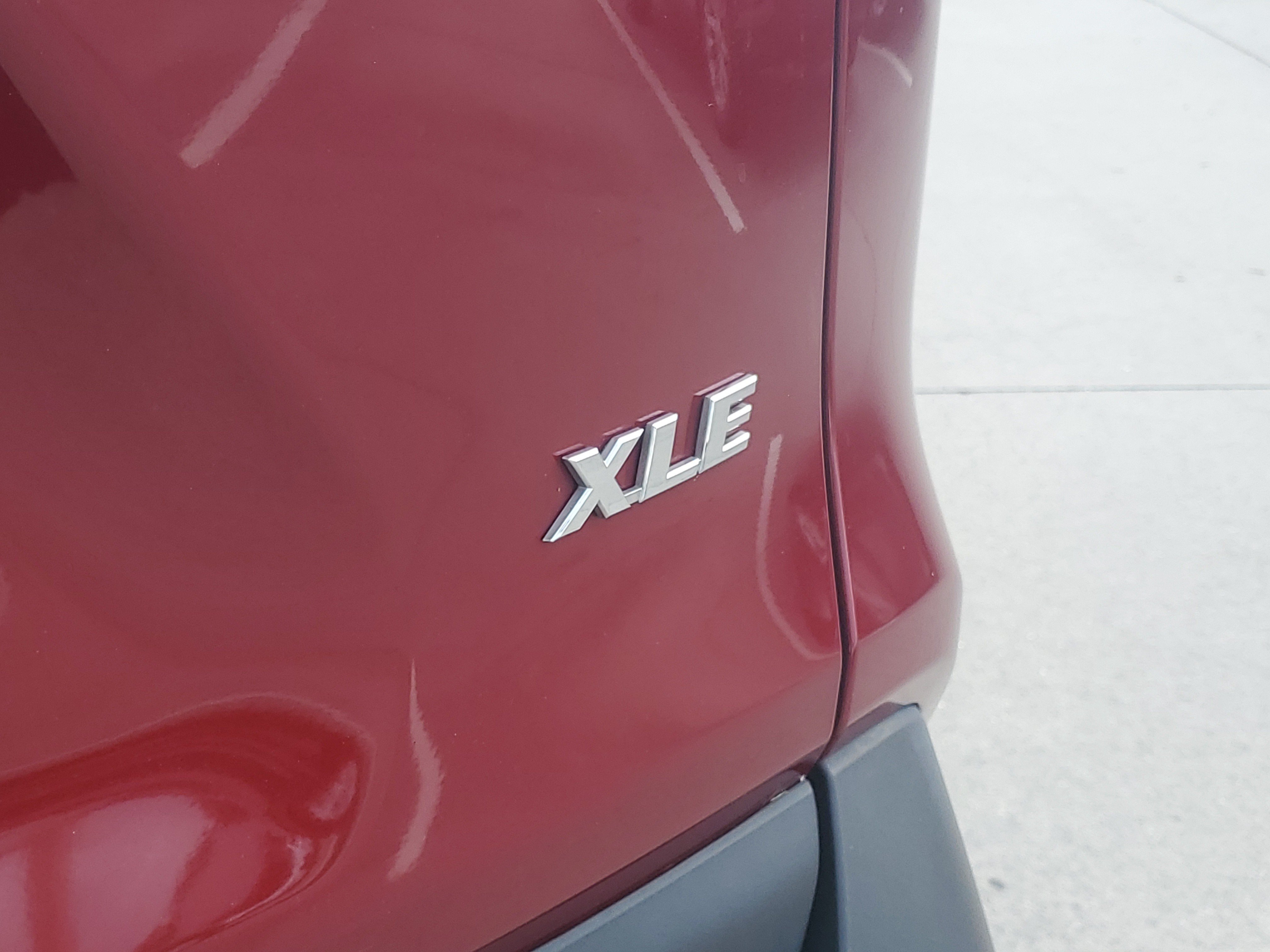 Used 2019 Pearl Toyota XLE Premium image 11