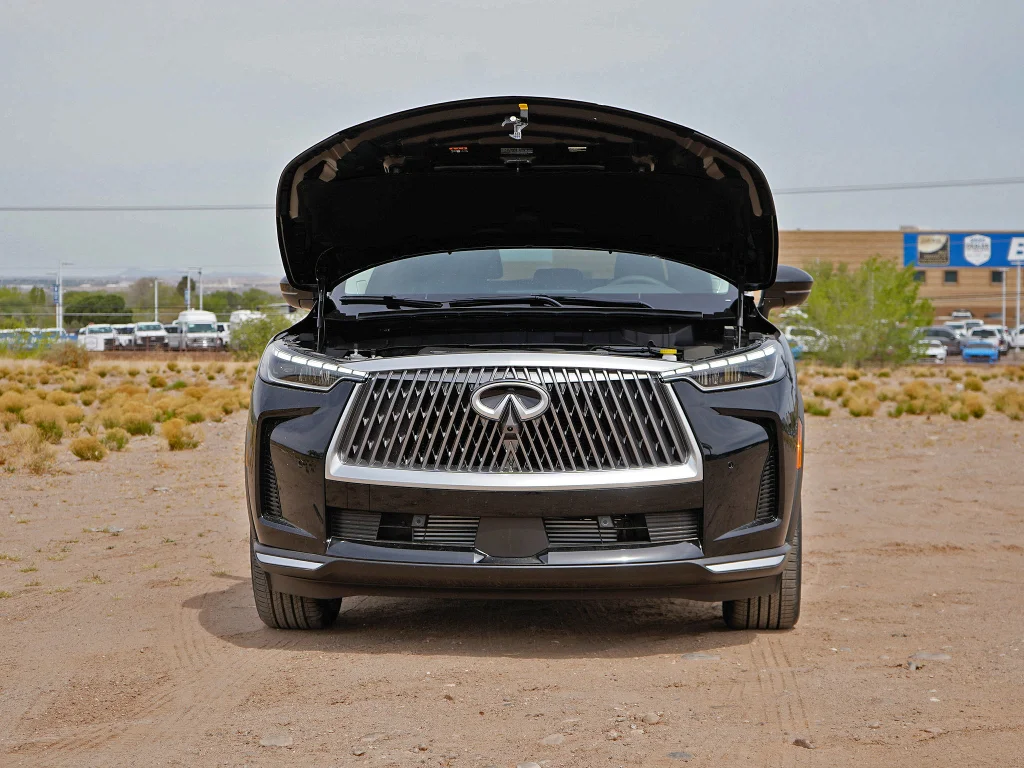 Certified Used 2026 Mineral Black INFINITI LUXE image 3
