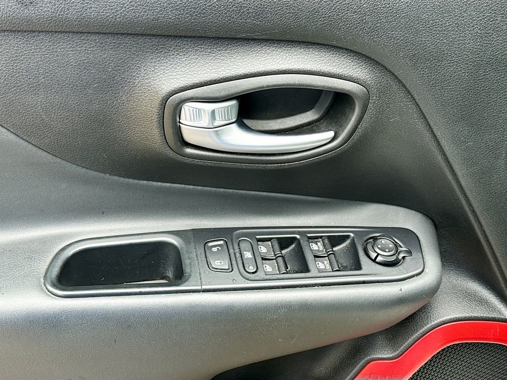 Certified Used 2019 Alpine White Clearcoat Jeep Trailhawk image 18
