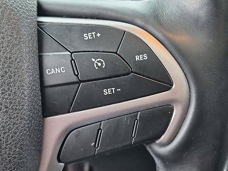 Used 2018 Granite Crystal Metallic Clearcoat Jeep Limited image 17