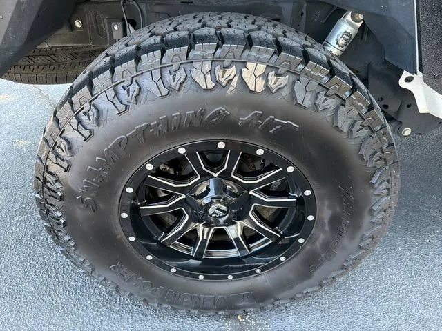 Used 2020 White Jeep Overland 4x4 image 17