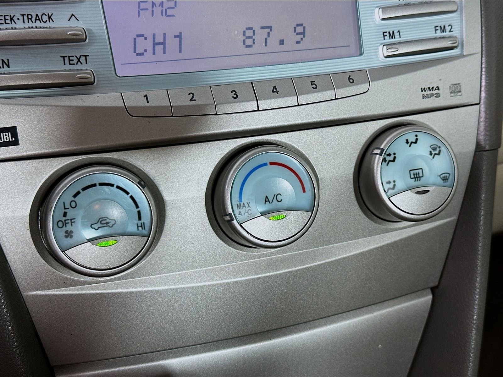 Used 2009 Super White Toyota LE image 14