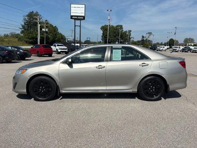 Used 2014 Creme Brulee Toyota LE image 8