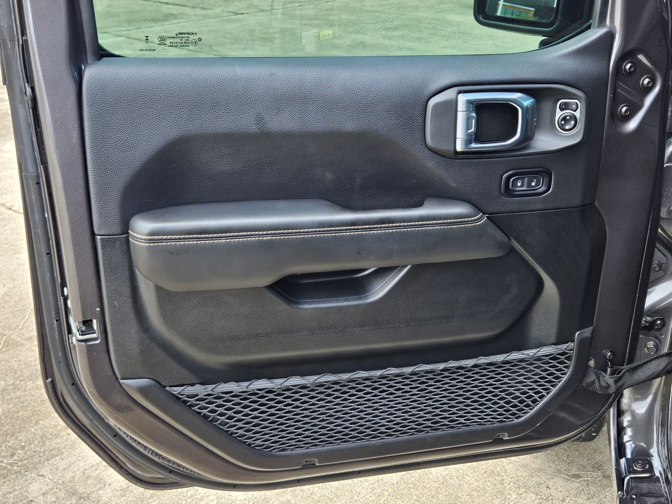 Used 2025 Granite Crystal Clearcoat Metallic Jeep Sahara image 11