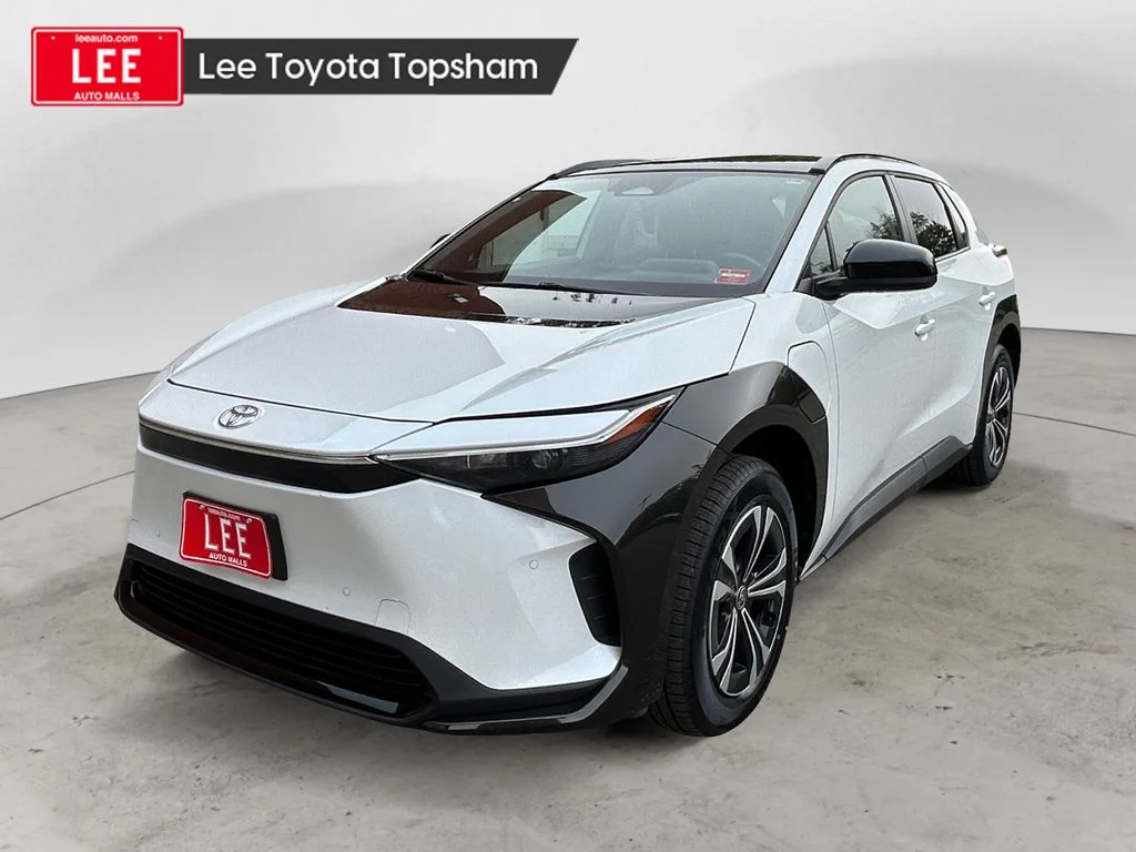 Used 2023 Pearl Toyota XLE image 1