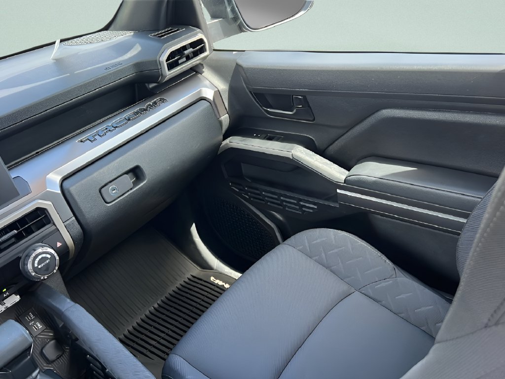 Used 2025  Toyota SR5 image 13