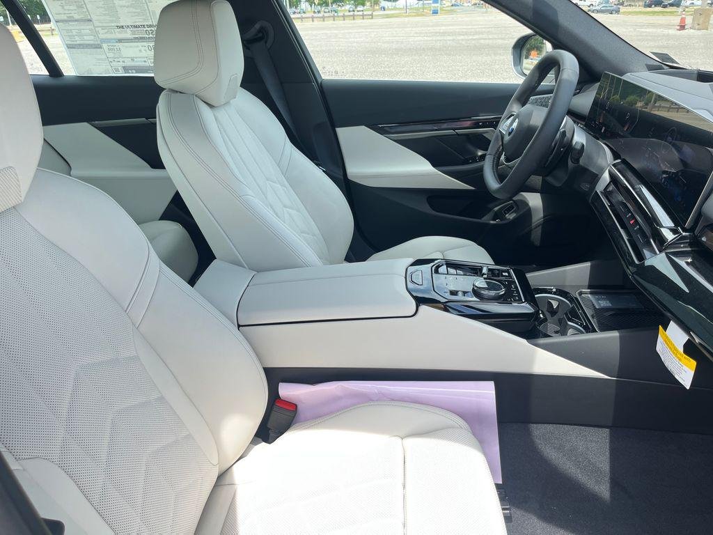 New 2026 Oxide Grey Metallic BMW 530i xDrive image 30