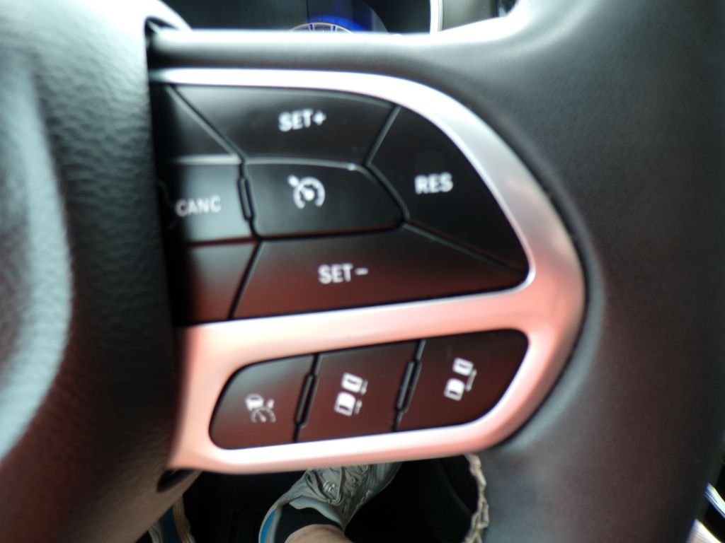 Used 2023 Brilliant Black Crystal Pearlcoat Chrysler Touring L image 18