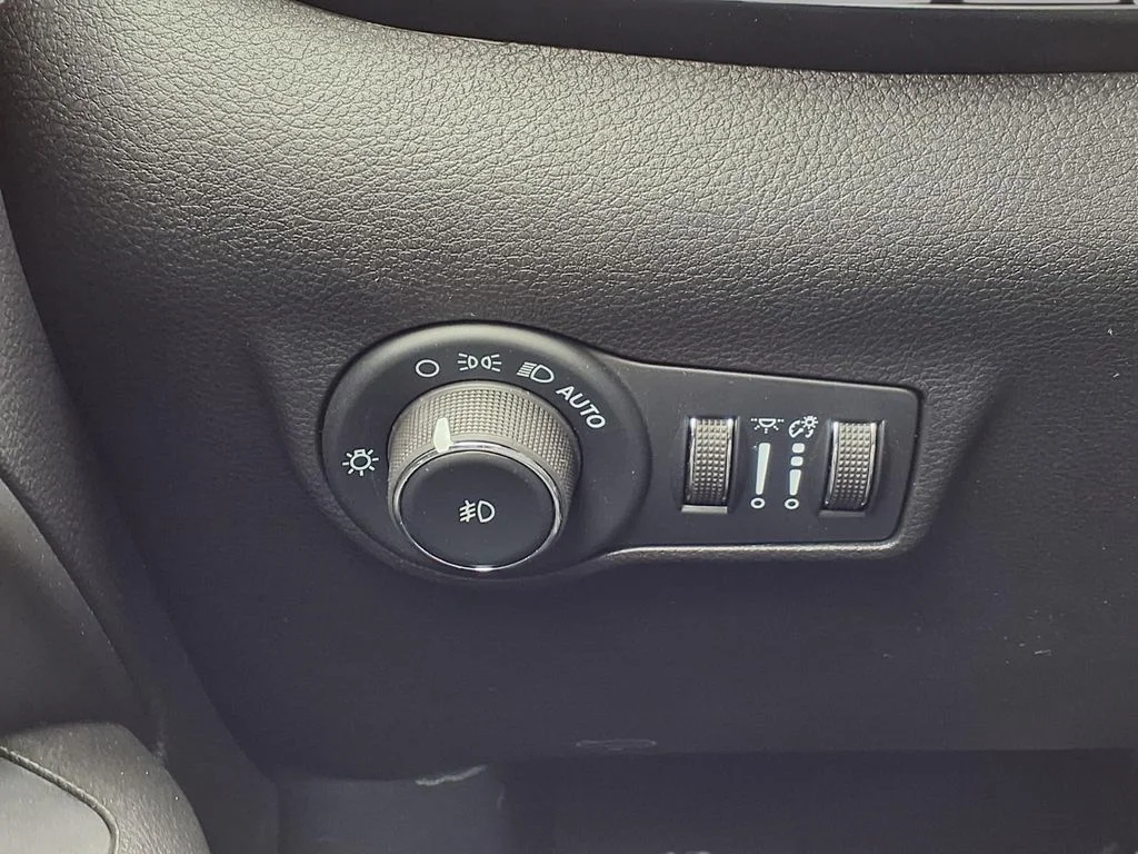 New 2026 Fathom Blue Pearl-Coat Exterior Paint Jeep Latitude image 18