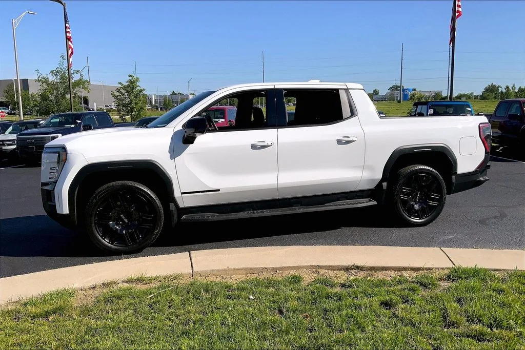 Used 2026 White GMC Elevation image 12