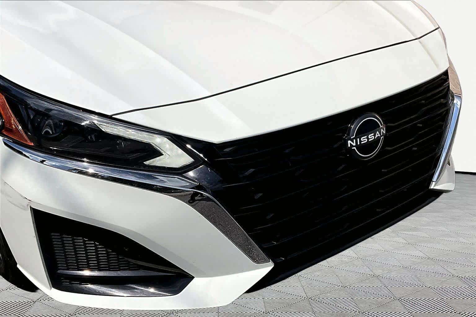 Used 2023 Pearl White Tricoat Nissan 2.5 SV image 30