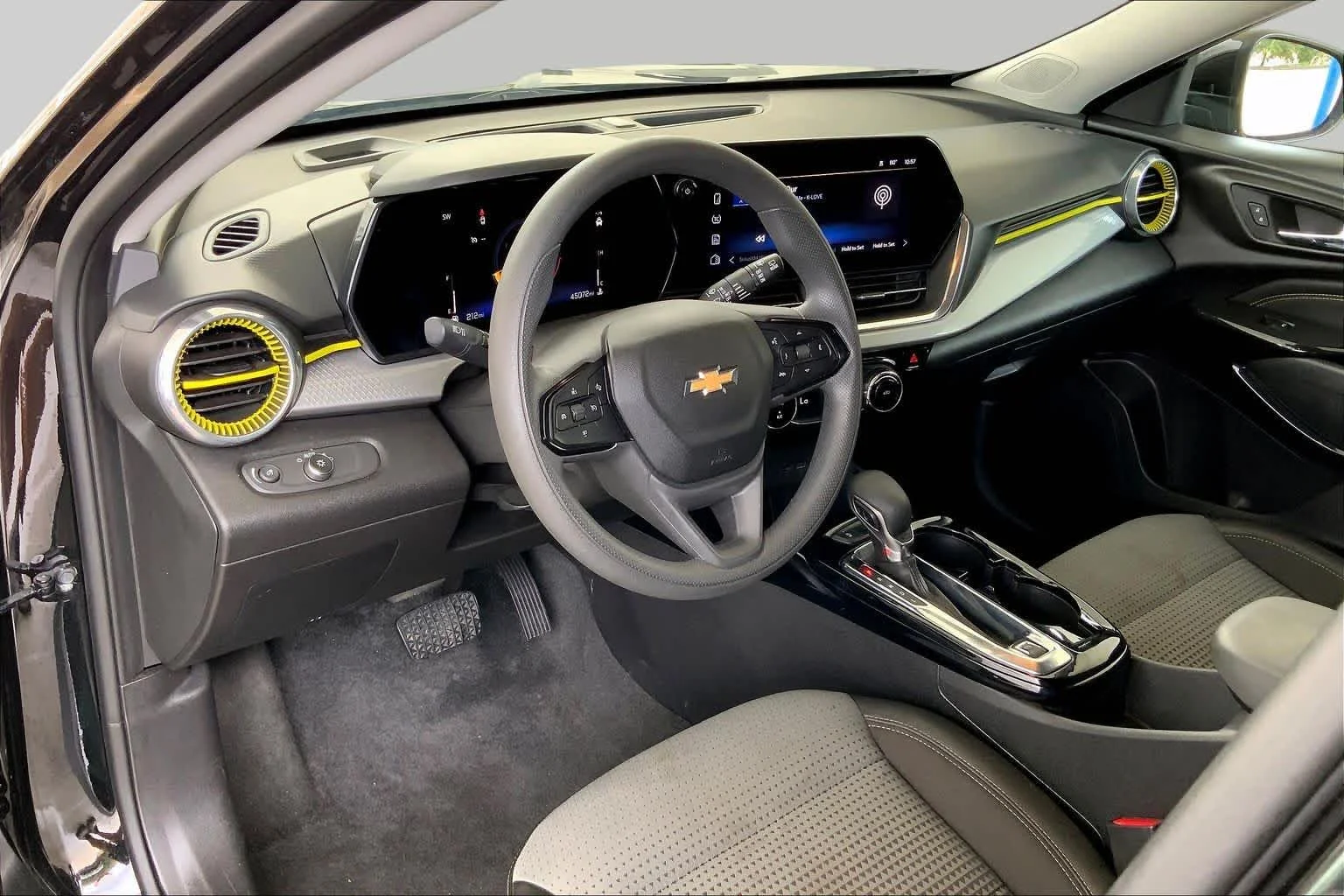 Used 2025 Mosaic Black Metallic Chevrolet LT image 18