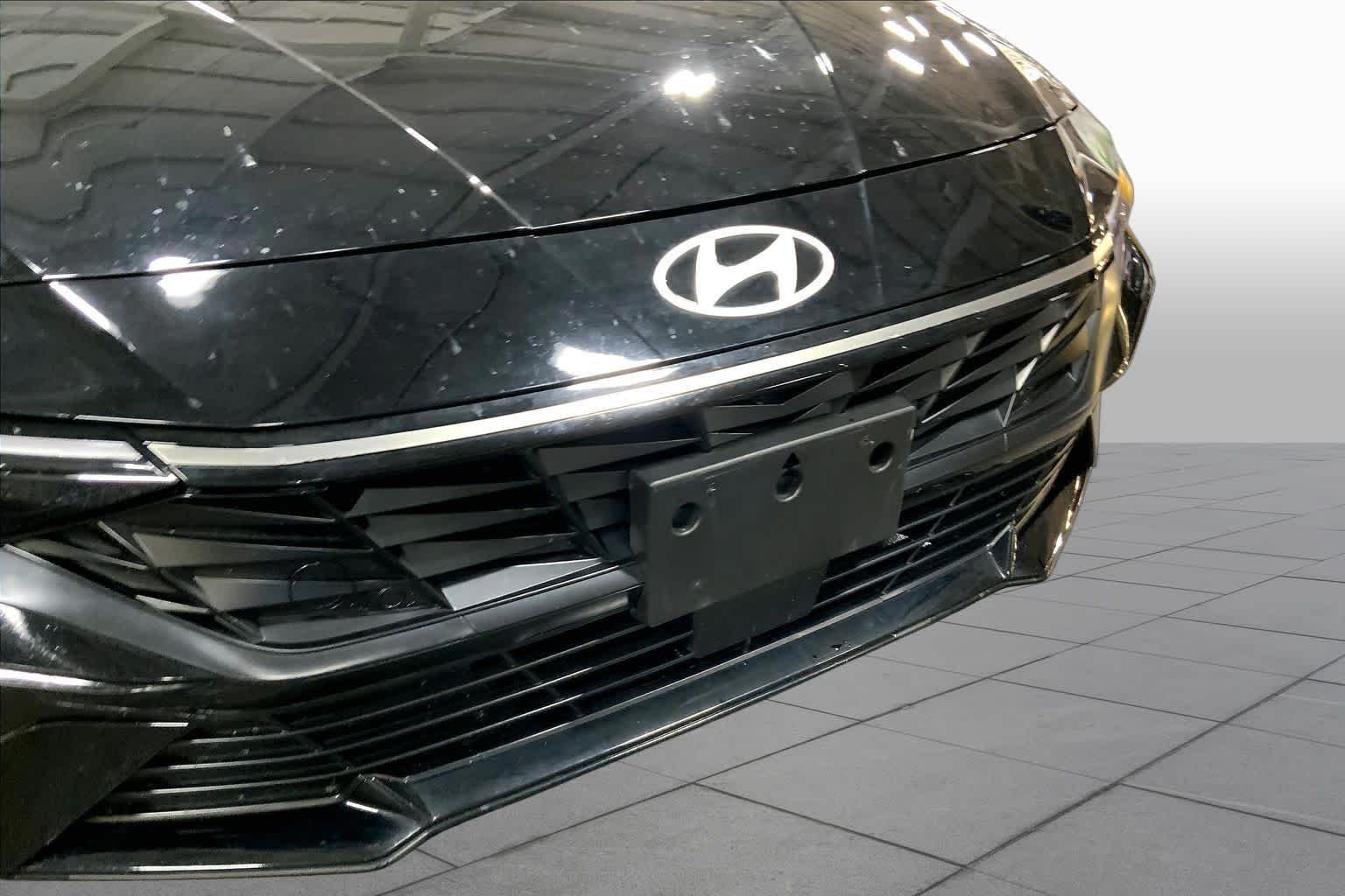 Used 2025 Abyss Black Hyundai Limited image 30