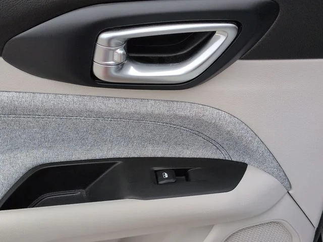 Used 2022 White Jeep Latitude image 25