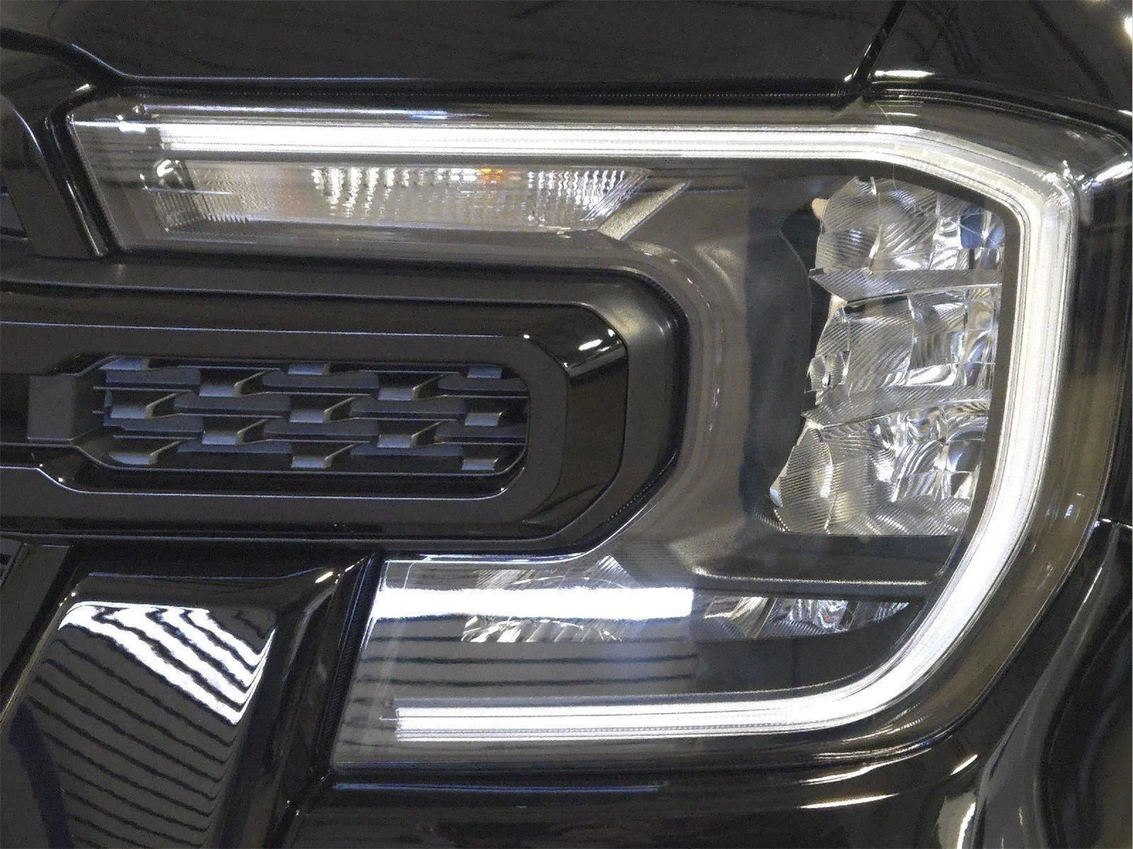 Used 2026 Shadow Black Ford XLT image 9
