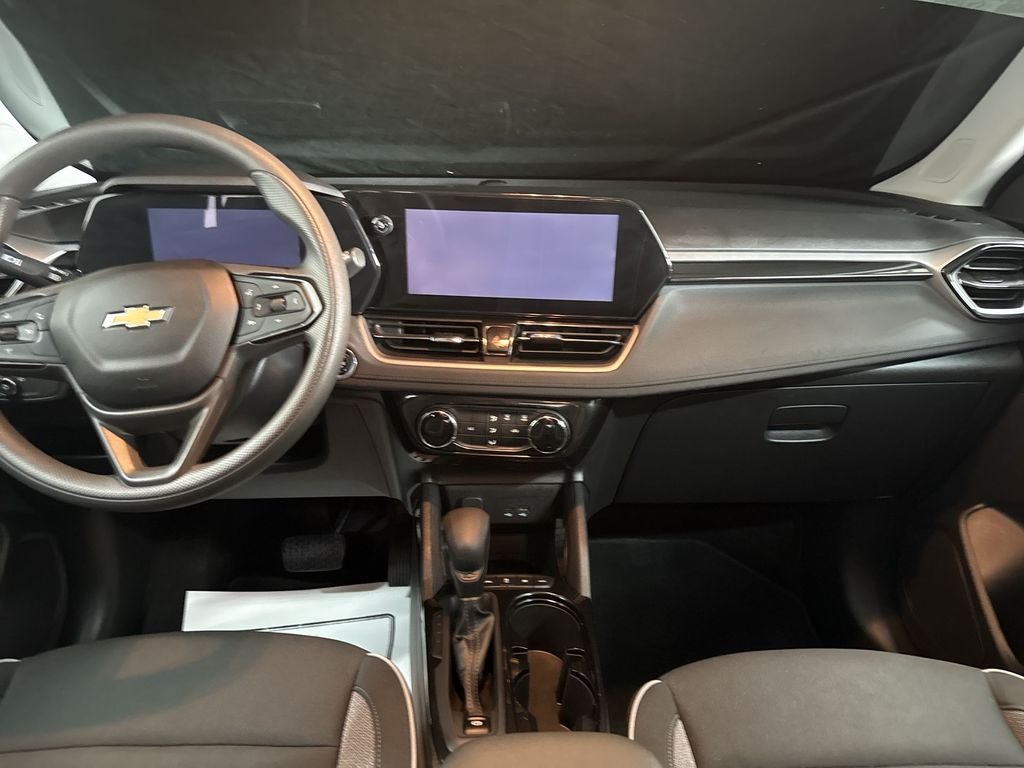 Used 2025 Sterling Gray Metallic Chevrolet LT image 18