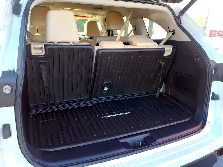 Used 2023 Pearl Toyota XLE image 10