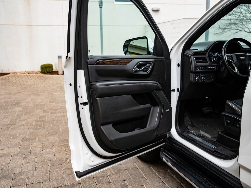 Used 2021 Iridescent Pearl Tricoat Chevrolet Premier image 29