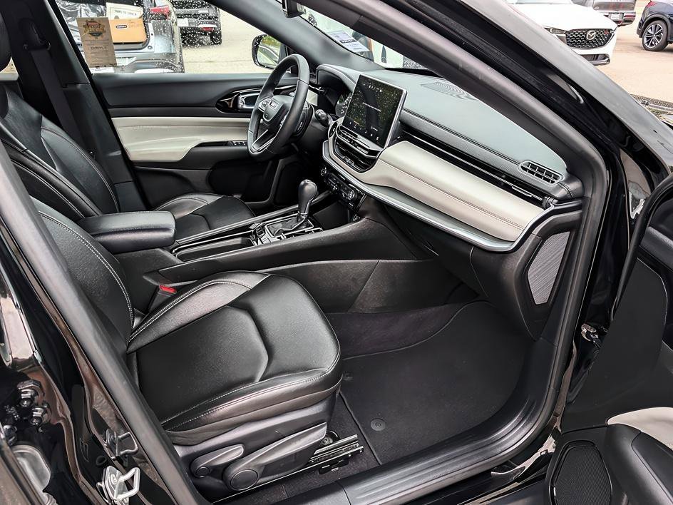 Used 2025 Diamond Black Crystal Pearlcoat Jeep Limited image 12