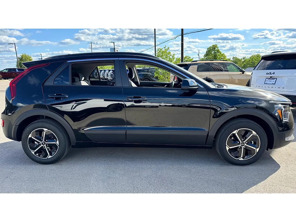New 2026 Blk Kia LX image 3