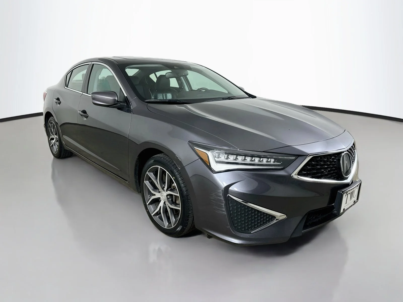 Used 2019  Acura  image 3