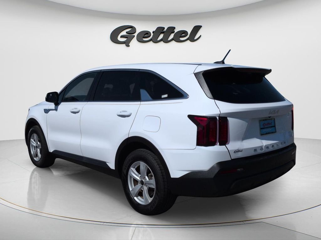 Used 2022 White Kia LX image 7