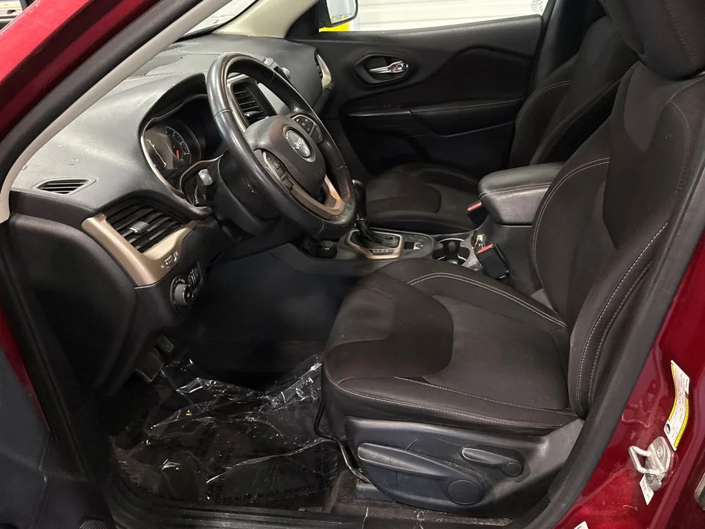 Used 2015 Red Jeep Latitude image 8