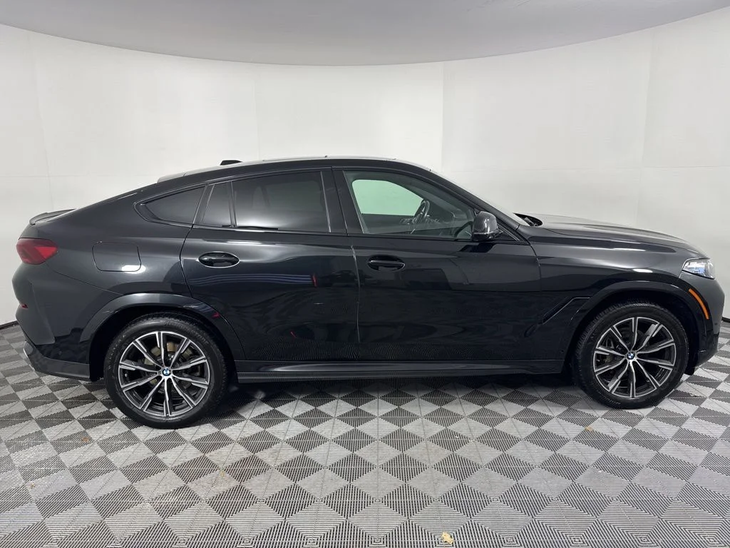 Used 2024 Black BMW xDrive40i image 4