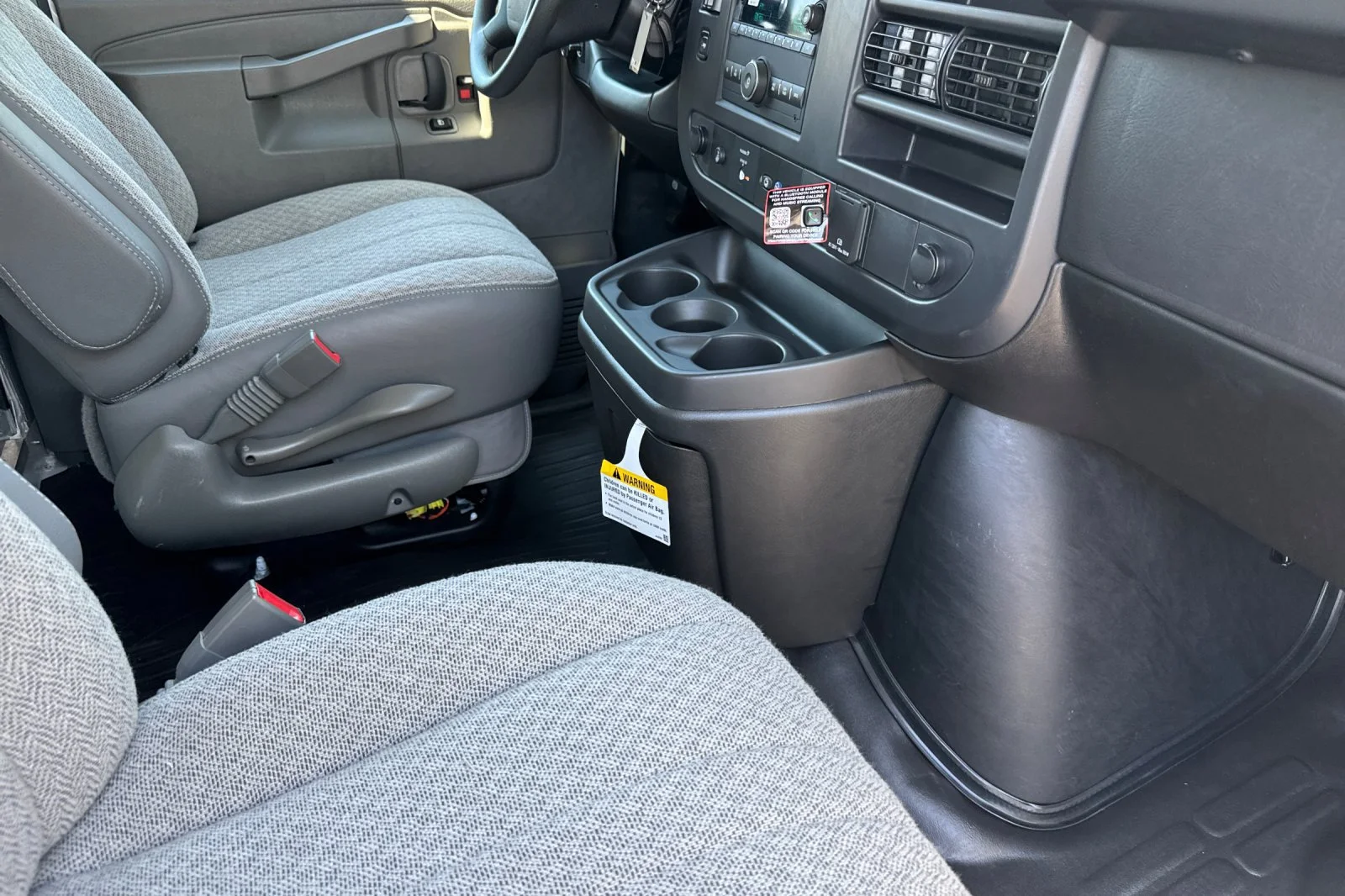 2025 Chevrolet Express Cutaway 3500 1WT view 14