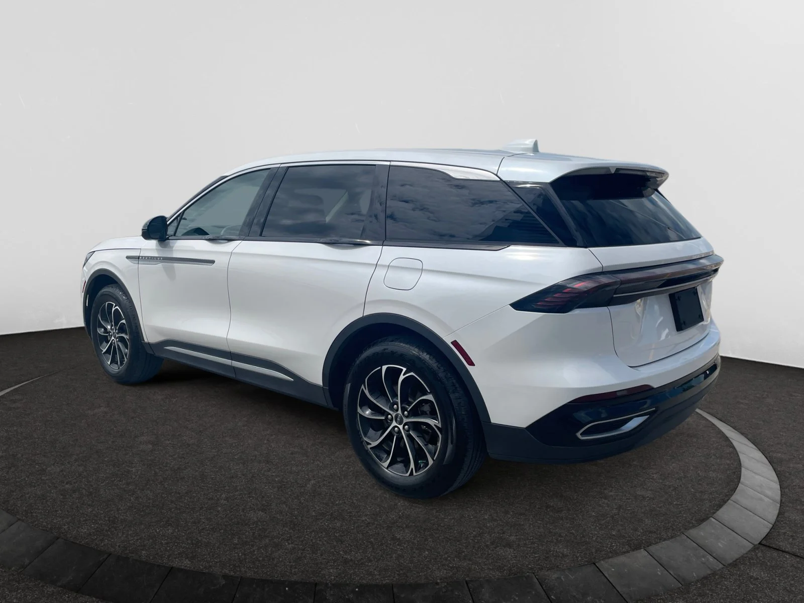 Used 2025 WHITE Lincoln PREMIERE AWD image 3